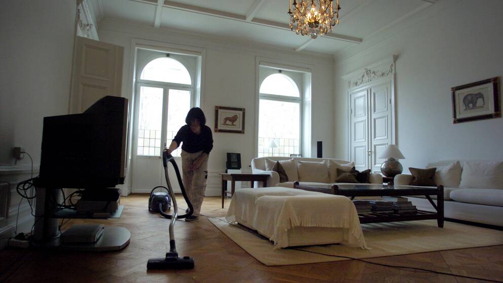 Kvinna som städar ett hem i Stockholm.