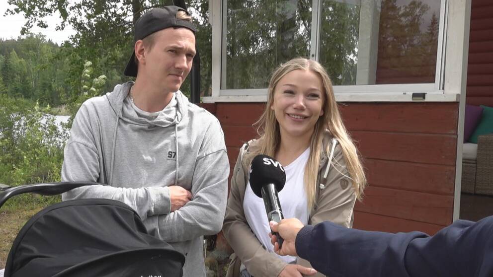 Två spekulanter vid en visning av ett fritidshus