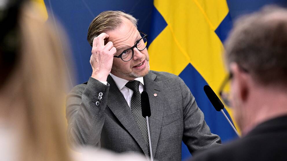 Mikael Damberg (S) kliar sig i huvdet vid podiet på pressträff om ekonomiska läget.
