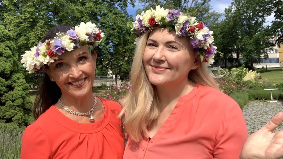 SVT:s meteorologer Pia Hultgren och Deana Bajic i midsommarkransar.