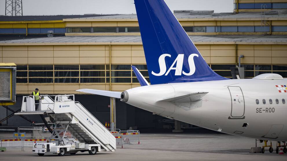 En av SAS Airbus 320 Neo flygplan står vid gaten på Malmö Airport.