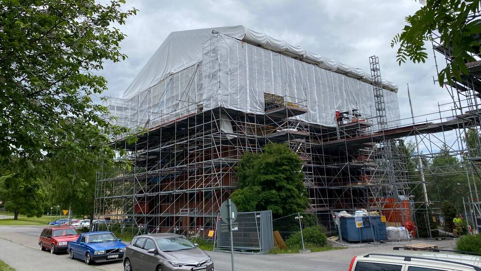 En bild på et hus med byggställningar runt.