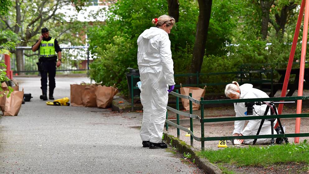 Arkivbild: Kriminaltekniker säkrar spår vid en brottsplats i Stockholm.