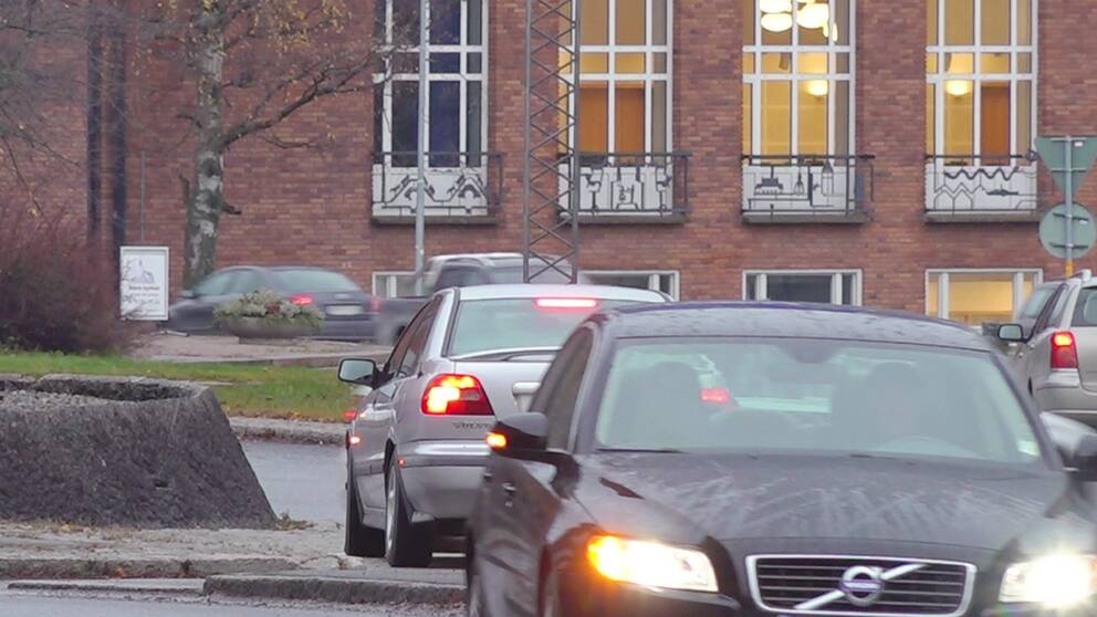 Bilar vid rondellen utanför Stora kyrkan Östersund