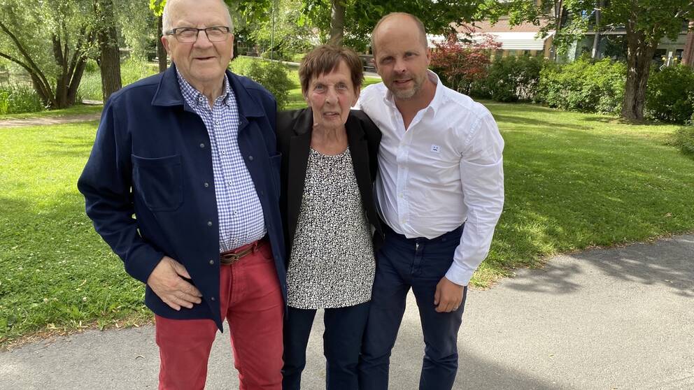 Malin Lindströms pappa, mamma och storebror står utanför Tingsrätten i Sundsvall och ser lättade efter sista rättegångsdagen
