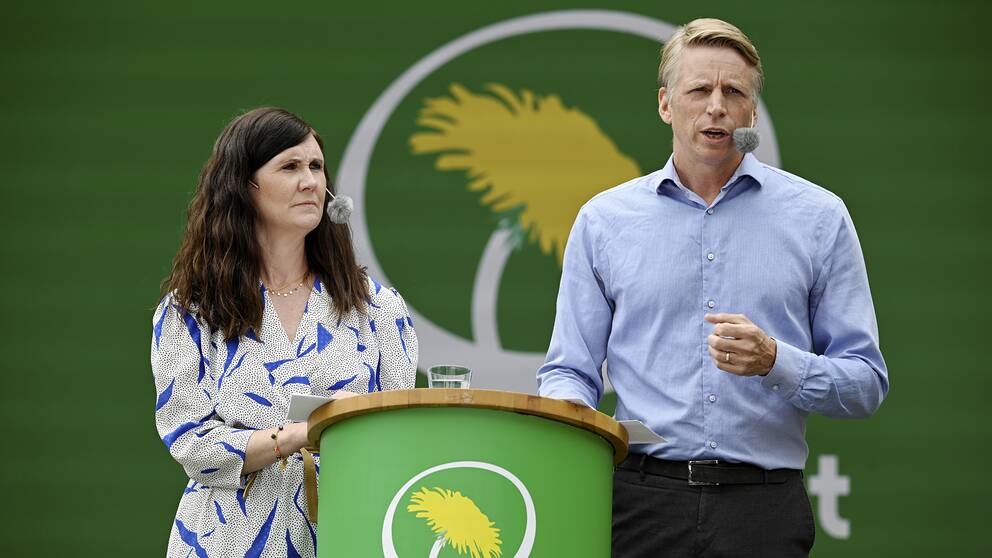 Miljöpartiets språkrör Märta Stenevi och Per Bolund håller tal i Almedalen.