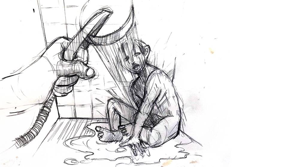 tecknad illustration av barn som sitter på golvet, hand i förgrunden sprutar på pojken med duschmunstycket