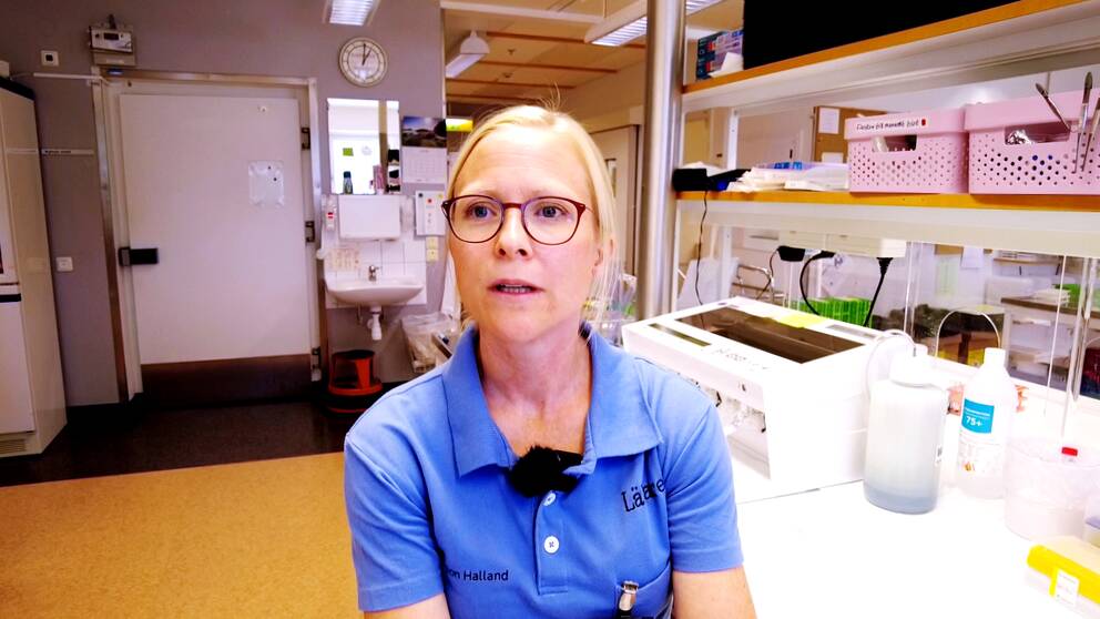 Emma Löfström som bedriver forskning på mikrobiologen på Hallands sjukhus.