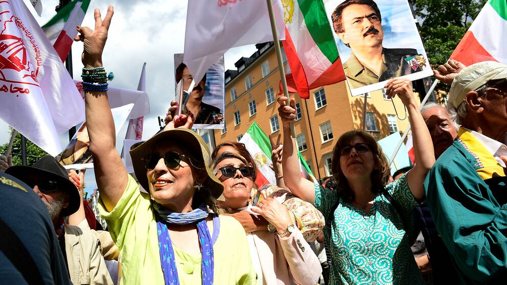 Människor samlades utanför tingsrätten i Stockholm under torsdagen för att höra vad domen blev mot Hamid Noury.