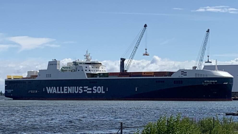 I bilden syns ett stort skepp stående i Skellefteå Hamn och i bakgrunden syns två kranar. Båten är till hälften blå och hälften vit och har texten Wallenius Sol skrivit längst med sidan.