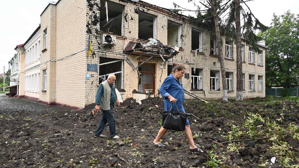 En delvis förstörd byggnad i staden Tjuhuiv, nära Charkiv.