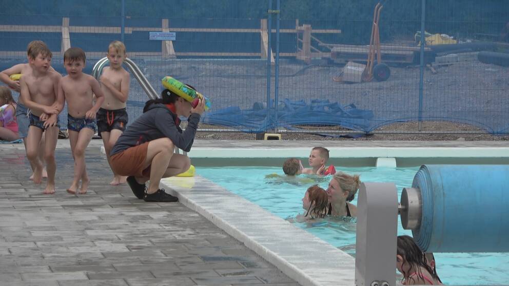 Badsugna gäster vid pool i Storvik.