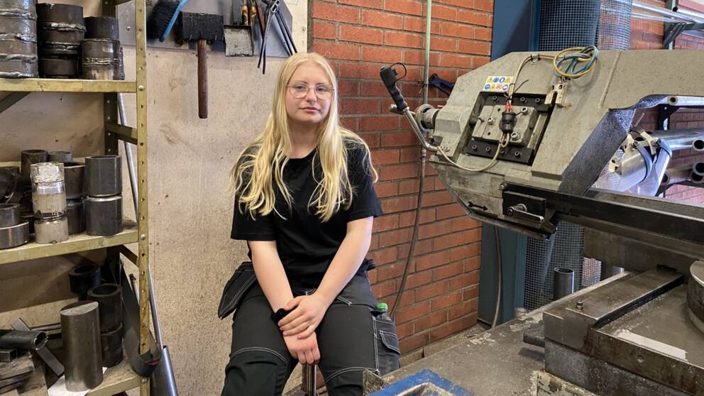 Alexandra Murén sitter på en pall i Säffle industricenters lokaler under sin feriepraktik.