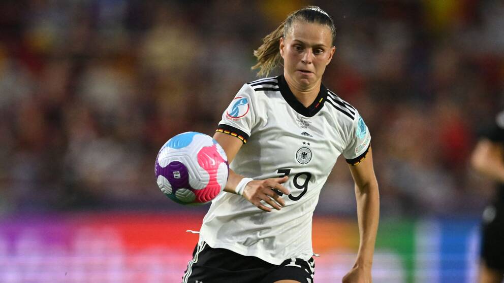 Tyska anfallsstjärnan Klara Bühl, 21, missar semifinalen mot Frankrike.