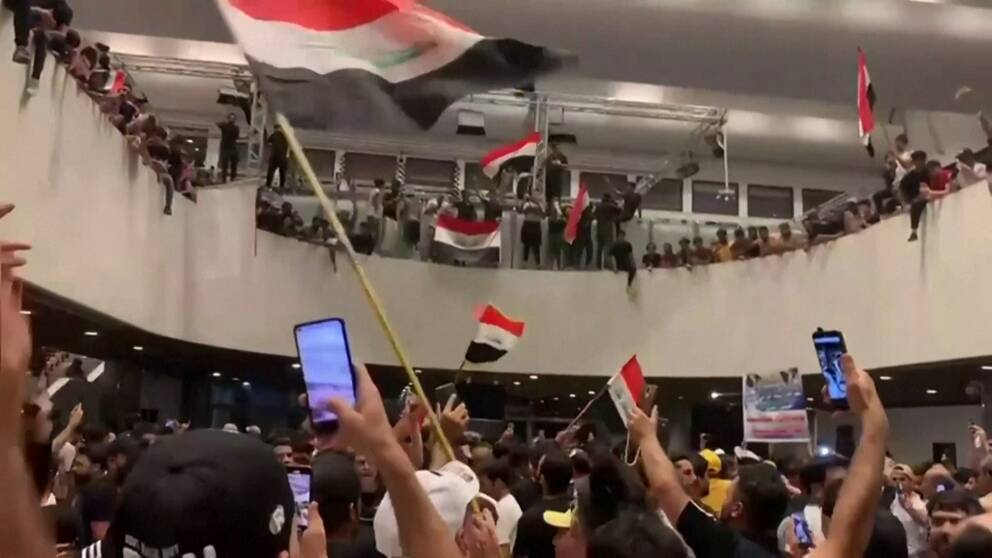Här stormar demonstranter parlamentet i Irak | SVT Nyheter