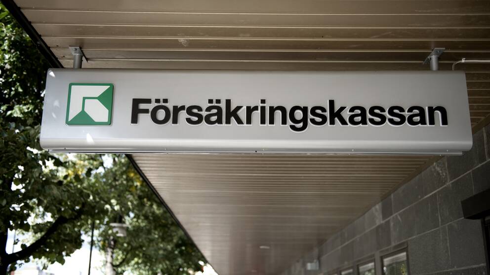 En avlång skylt där det står Försäkringskassan med tillhörande symbol.