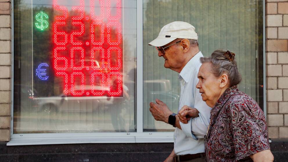 Ett äldre par går förbi ett växelkontor i Moskva tidigare i år.
