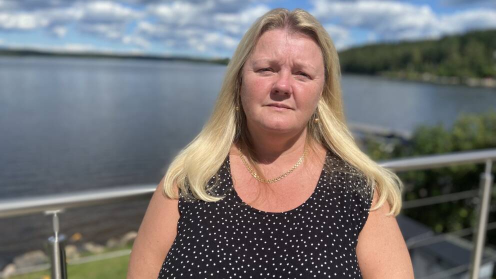 Anna-Lena Krohn, verksamhetschef för 1177 i regionen står utomhus och tittar in i kameran.