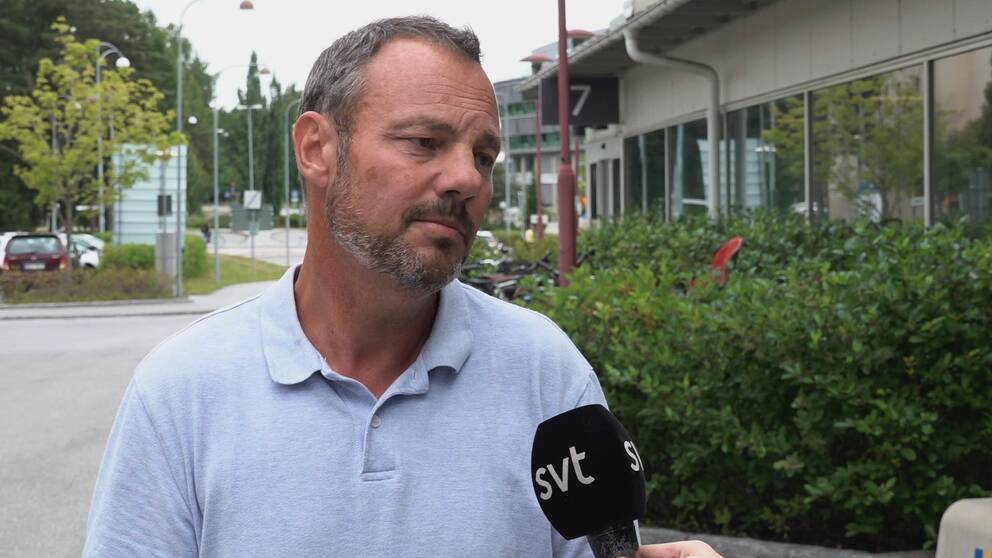 Virologen Niklas Arnberg står mitt i bilden, han ser bekymrad ut och blir intervjuad av SVT.