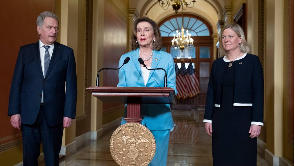 En man och två kvinnor står bredvid varandra