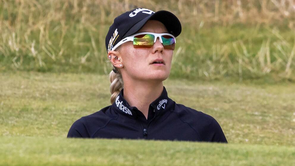 Madelene Sagström, Sverige, försöker hitta ut ur greenbunkern på det sjunde hålet under tredje dagens spel på Muirfield Golf Links under AIG Womens Open