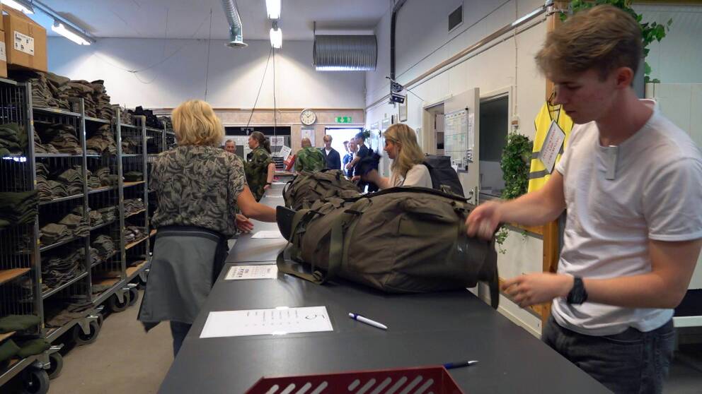 Värnpliktiga vid Dalregementet får sin utrustning
