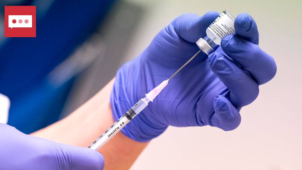 En behandskad hand drar upp vaccin i en spruta.