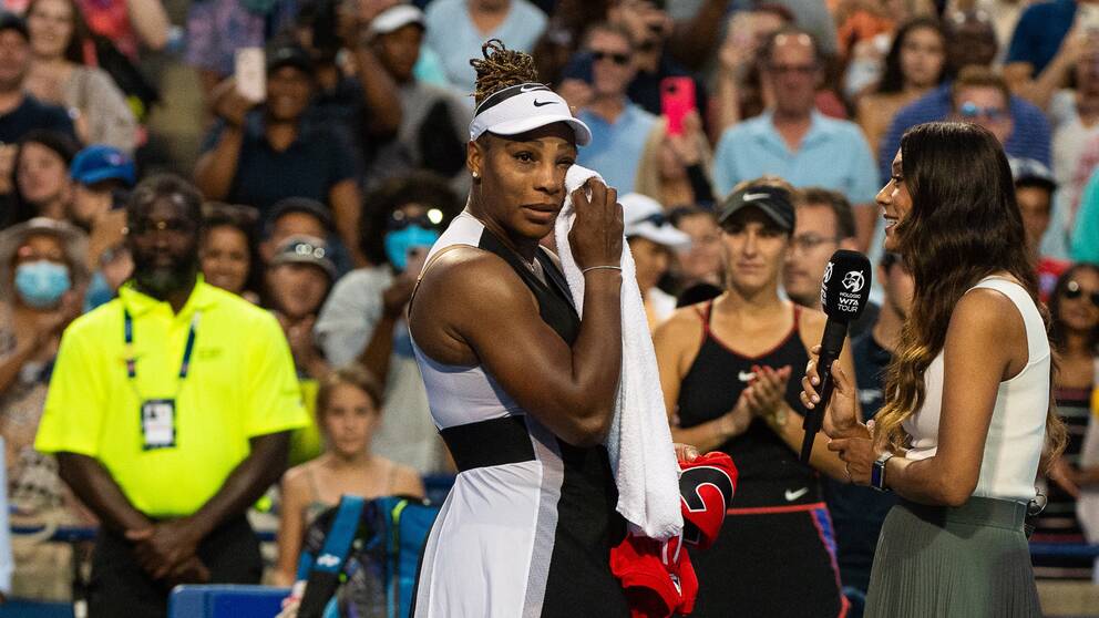 Serena Williams kunde inte hålla tillbaka tårarna efter förlusten.