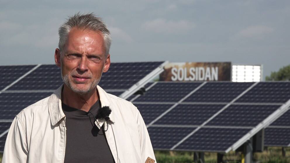 Björn Sjöström, vd Varbergs energi, framför solpaneler.