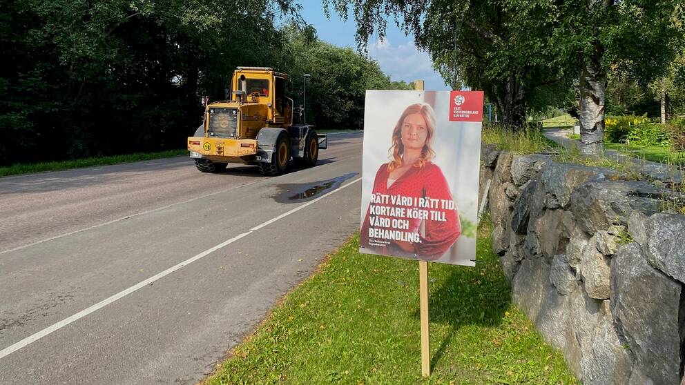 valaffisch för S vid en väg