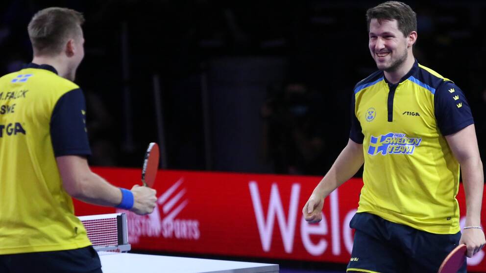 Dubbelparet Mattias Falck och Kristian Karlsson jublar de efter att ha gått vidare till kvartsfinal vid pingis-VM