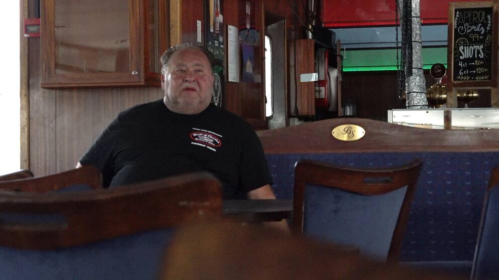 Leif-Ivan Karlsson sitter vid en bord i en av fartygets restauranger.