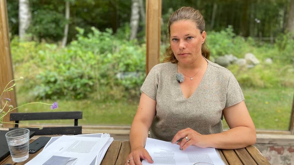 Överlevaren Sara Hedrenius, har följt rättegångarna på håll. Hon sitter här i sitt uterum, där hon skrivit en bok om tragedin.