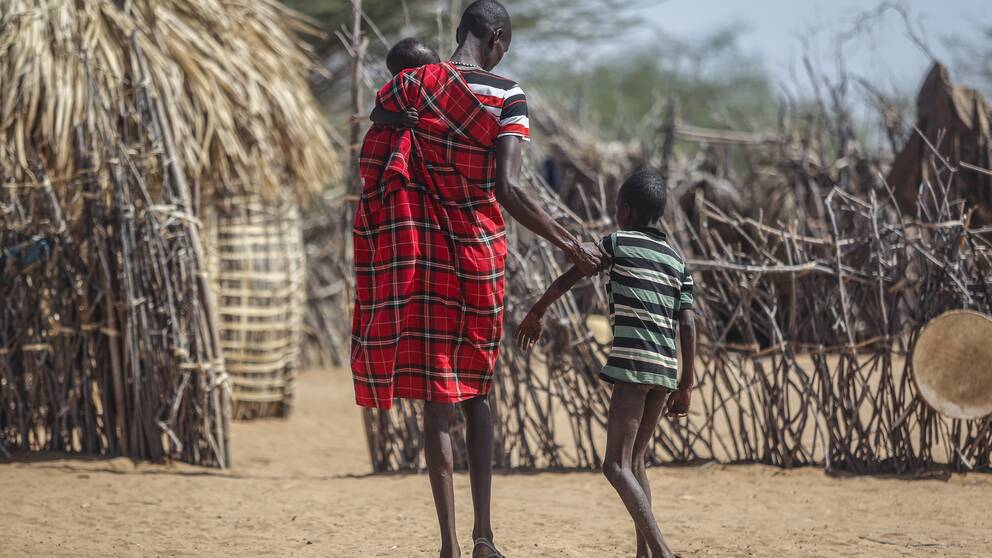 En pappa hjälper sin undernärda son att gå. Bilden är tagen i Kenya där torka, vattenbrist och undernäring har blivit en dödlig kombination för många barn. Nu varnar Unicef att undernäring och vattenbrist riskerar miljoner barns liv på Afrikas horn.