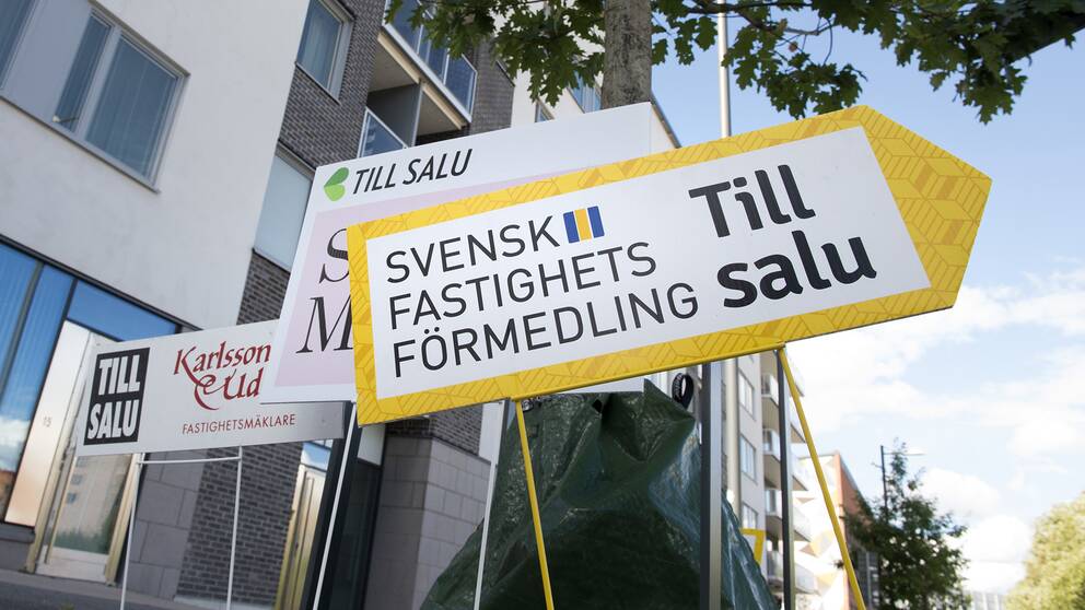 Mäklarskyltar.