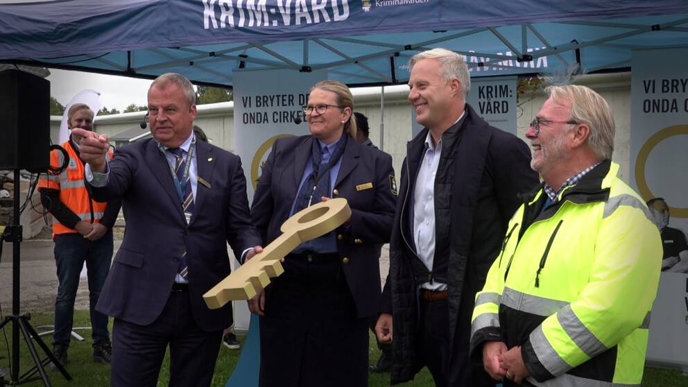 Generaldirektören på Kriminalvården, Martin Holmgren och kriminalvårdschef Heini Lindell tog emot en symbolisk nyckel till det nya häktet.