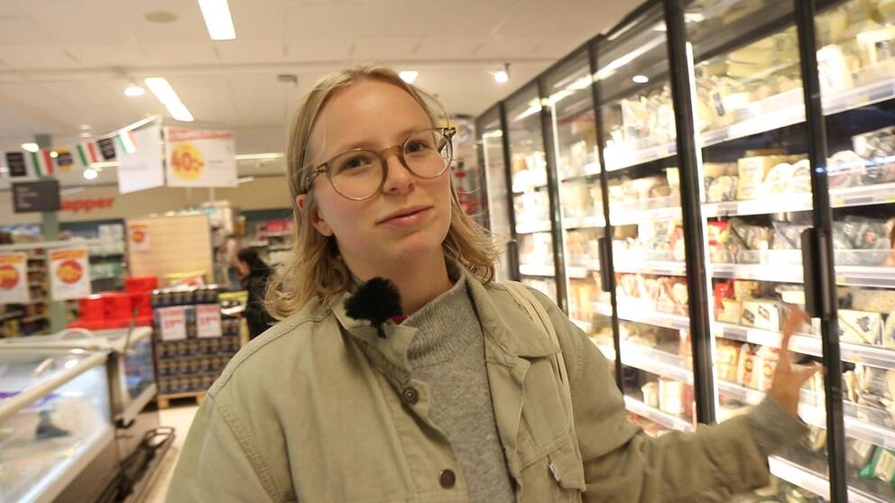 Elisa Agnevall står inne i en matbutik.