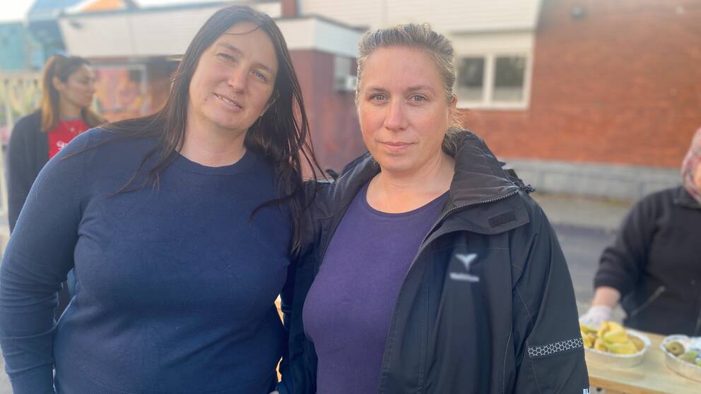 Bild på Sara Grandin, områdeschef på Victoriahem för Eskilstuna och Strängnäs, och Jenny Fahlin social samordnare på Victoriahem. De står i stadsdelen Årby i Eskilstuna. 