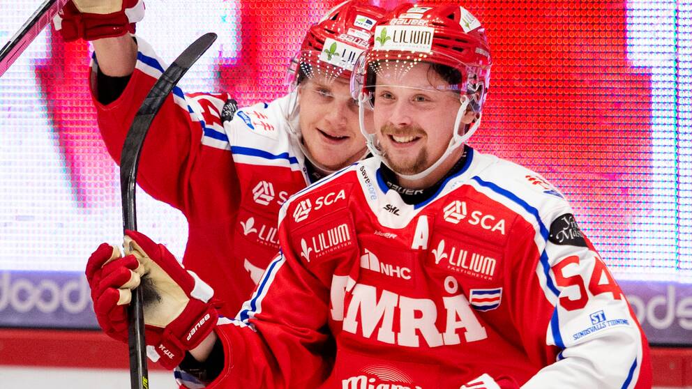 Timrås Jonathan Dahlén jublar efter 2-1 under ishockeymatchen i SHL mellan Timrå och Linköping den 22 september 2022 i Timrå.