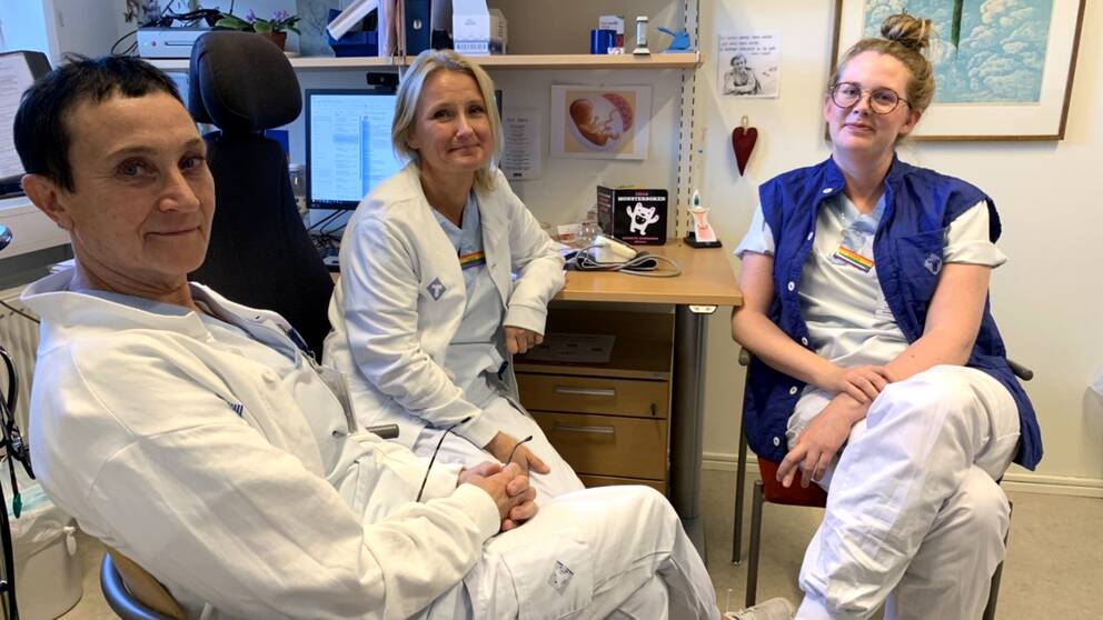 Barnmorskorna Åsa, Lena och Sara sitter på stolar inne i Tegs familjecentral och berättar om att allt fler kvinnor vill bli igångsatta trots att det inte finns medicinska skäl.