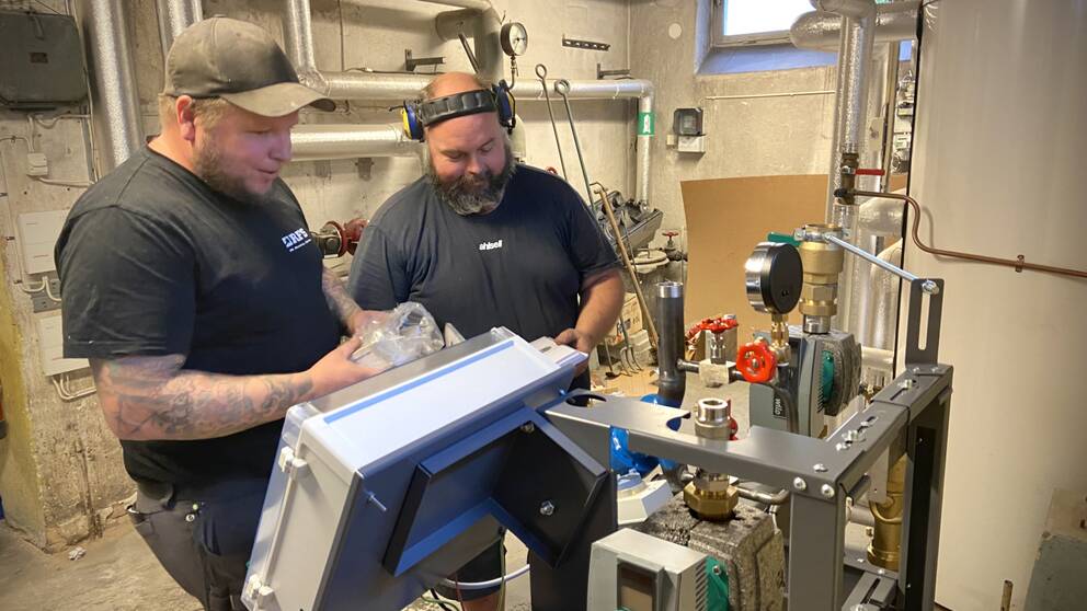 Svetsaren Petri och elektrikern Ola arbetar med installation av fjärrvärme