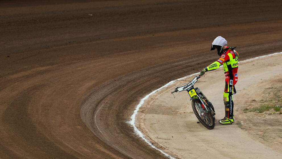 Lejonens Patryk Dudek deppar under en speedwaymatch i Elitserien.