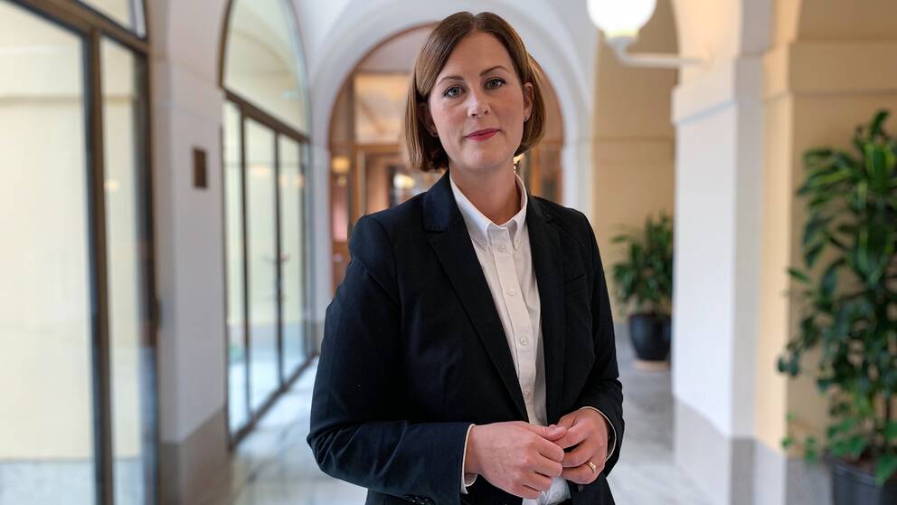 Emmyly Bönfors (C) står i en korridor.