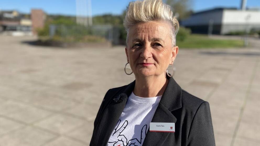 Suada Talic, integrationssamordnare i Finspångs kommun står vid kommunhuset.