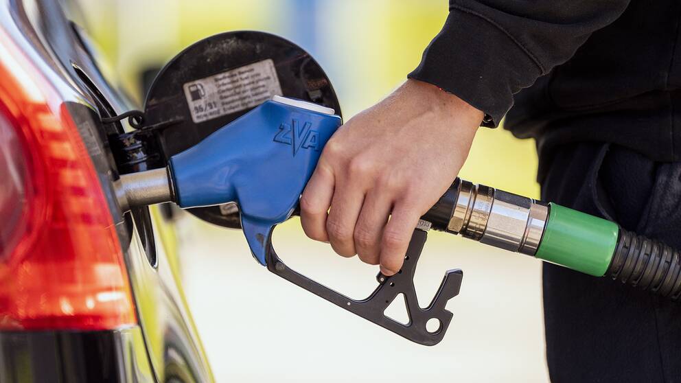 Grönt för slopad skatt på bensin och diesel | SVT Nyheter
