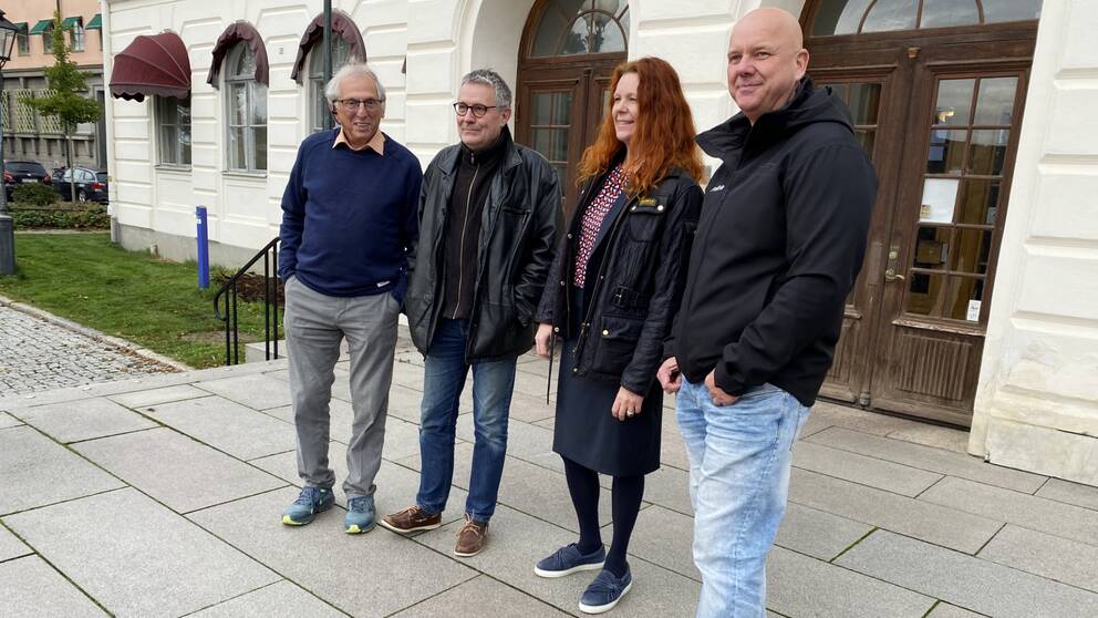 Fyra av partierna i Köpings nya kommunstyre, L, M, KD och Vanligt folk i Köping.