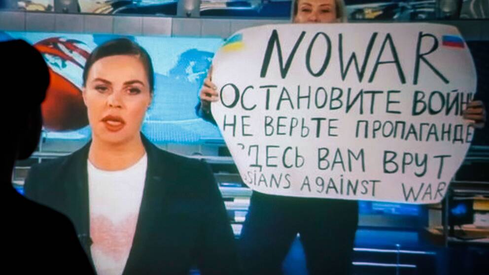 Ovsjannikova rönte stor uppmärksamhet när hon protesterade mot Rysslands anfallskrig mot Ukraina genom att visa en skylt i direktsändning i rysk tv den 14 mars. På skylten stod det ”stoppa kriget, tro inte på propagandan, de ljuger för dig”