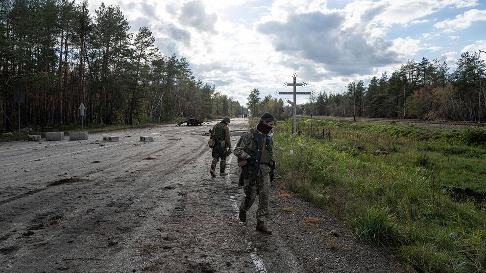 Ukrainska militärer letar efter döda kroppar i staden Lyman.
