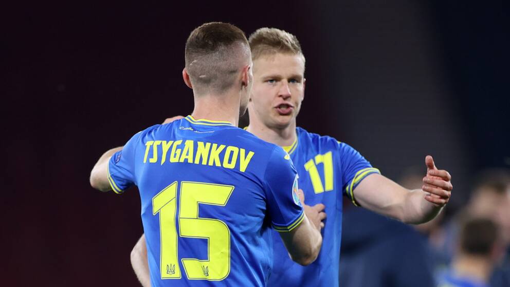 Ukraina, här med spelarna Viktor Tsyhankov och Oleksandr Zinchenko, kan arrangera fotbolls-VM 2030.