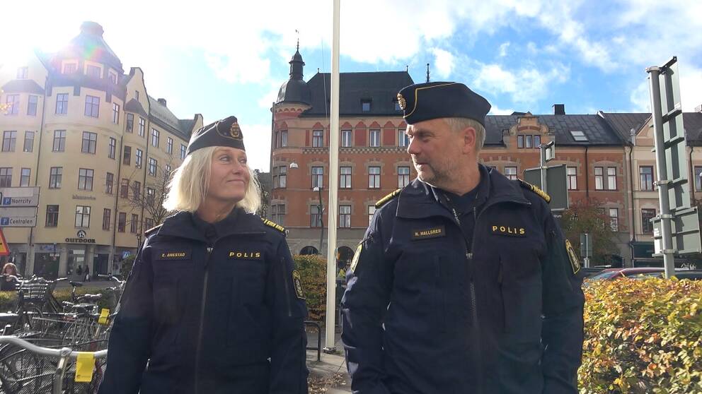 Två poliser kollar på varandra